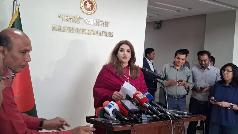 শেখ হাসিনার প্রত্যর্পণ নিয়ে সাংবাদিকদের সঙ্গে কথা বলছেন শামা ওবায়েদ ইসলাম