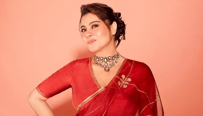  দুর্গাপূজার নবমীতে নীল শাড়িতে বলিউড অভিনেত্রী কাজল দেবগন।