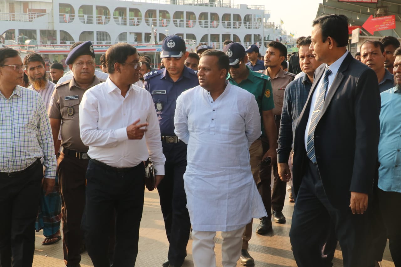  দুর্গাপূজা উপলক্ষে সদরঘাট লঞ্চ টার্মিনালের যাত্রীসেবা ও নিরাপত্তাব্যবস্থা পরিদর্শন করছেন নৌপরিবহন প্রতিমন্ত্রী মো. রাজিব আহসান।