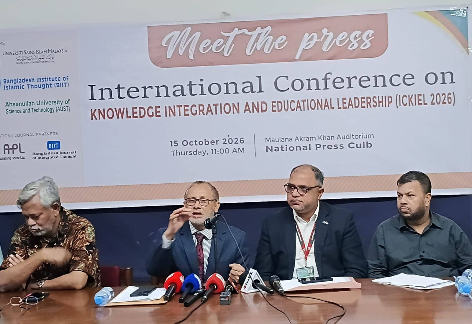 ঢাকায় আন্তর্জাতিক শিক্ষা সম্মেলন উপলক্ষে জাতীয় প্রেস ক্লাবে আয়োজিত প্রাক্-সংবাদ সম্মেলনে বক্তব্য দিচ্ছেন আয়োজক কমিটির চেয়ারম্যান অধ্যাপক ড. মোহাম্মদ আবদুল আজিজ।