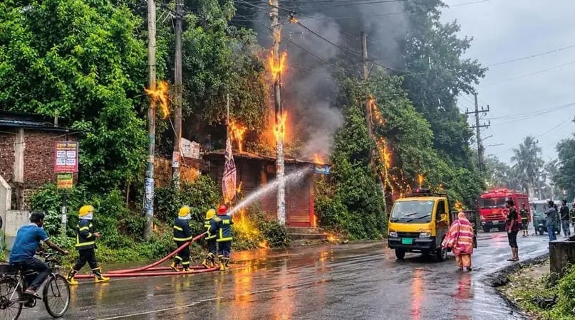 চট্টগ্রামের আকবর শাহ এলাকায় বৈদ্যুতিক খুঁটিতে অগ্নিকাণ্ড