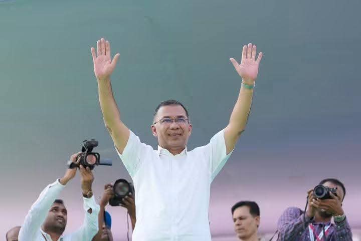 রাজশাহীর জনসভায় ডিজিটাল বোতাম চেপে আখচাষিদের প্রণোদনা বিতরণ কর্মসূচির উদ্বোধন করছেন প্রধানমন্ত্রী তারেক রহমান।