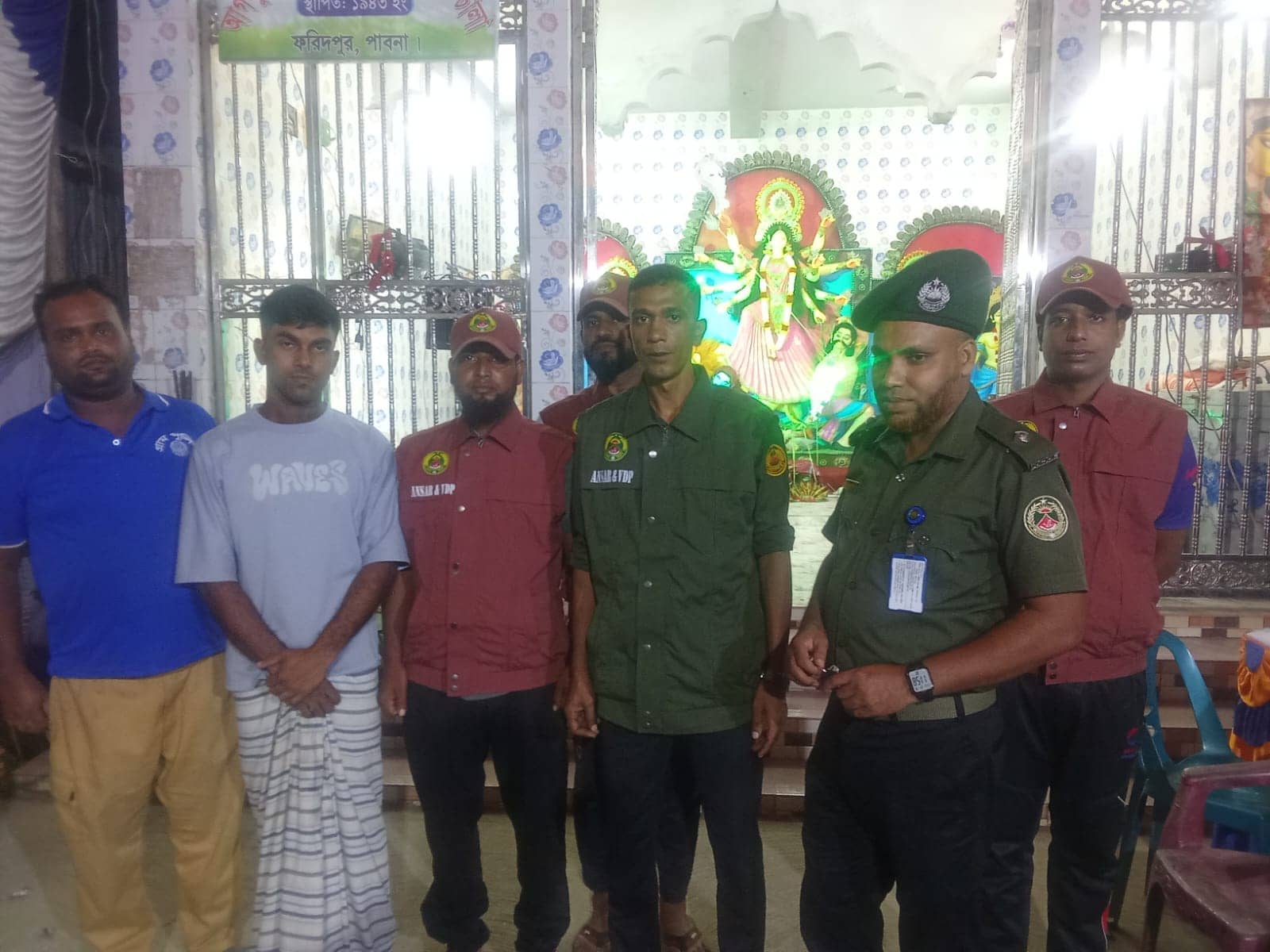 পাবনার ফরিদপুরে শারদীয় দুর্গাপূজা উপলক্ষে বিভিন্ন পূজামণ্ডপ পরিদর্শন করছেন উপজেলা আনসার ও ভিডিপি কর্মকর্তা।