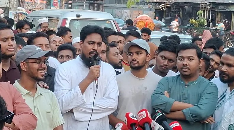 সরকারের সমালোচনা করে বক্তব্য দিচ্ছেন জাতীয় নাগরিক পার্টির সদস্যসচিব আখতার হোসেন