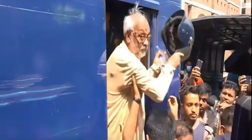আদালত প্রাঙ্গণে হেলমেট পরানো নিয়ে আপত্তি জানাচ্ছেন আখতারুজ্জামান