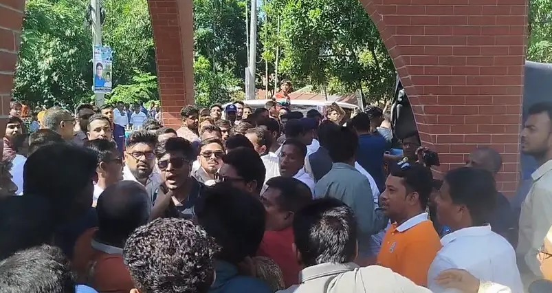 কুষ্টিয়ার কুমারখালীতে প্রতিমন্ত্রীর অনুষ্ঠানে ছাত্রদলের হাতাহাতি ও সাংবাদিকদের ওপর হামলার অভিযোগ।