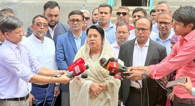  চট্টগ্রাম জেটি ও সাইলো পরিদর্শন শেষে সাংবাদিকদের সঙ্গে কথা বলছেন খাদ্যমন্ত্রী আফরোজা খানম
