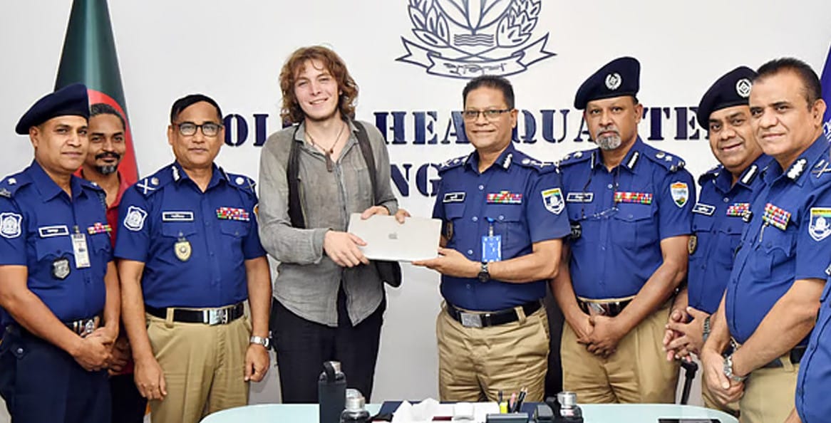 নাটোরে চুরি হওয়া ল্যাপটপ উদ্ধার করে জার্মান পর্যটককে ফিরিয়ে দিয়েছে পুলিশ।
