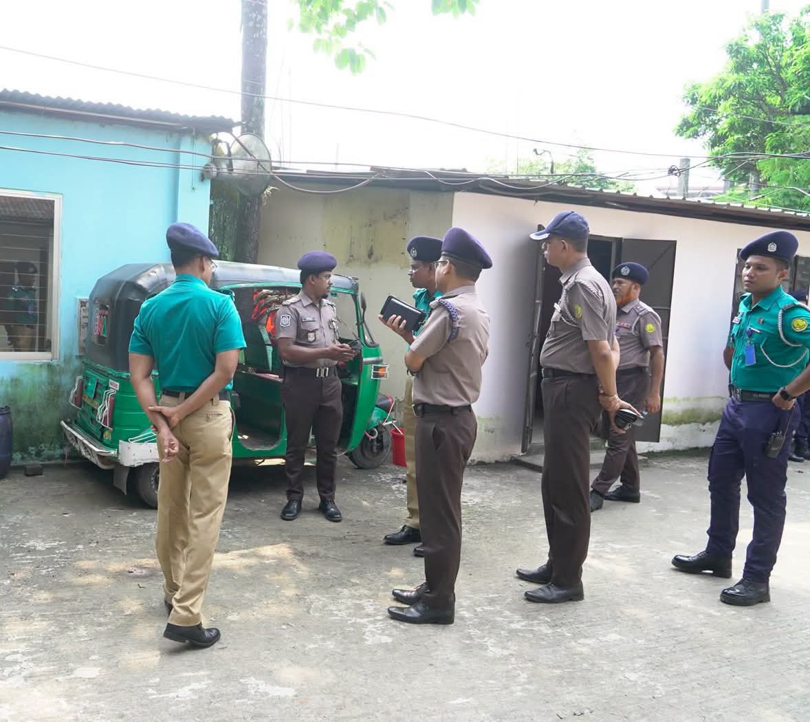 দক্ষিণ সুরমা পুলিশ ফাঁড়ি আকস্মিক পরিদর্শন করছেন এসএমপি কমিশনার সারোয়ার মুর্শেদ শামীম।