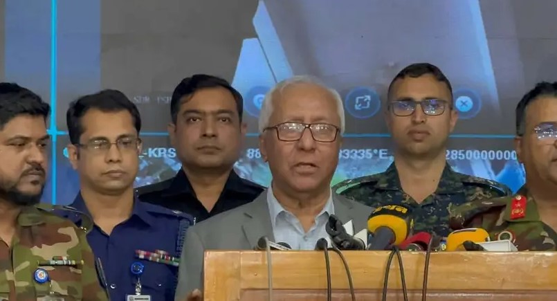 ঠাকুরগাঁও-১ আসনের উপনির্বাচন সুষ্ঠু হওয়ার আশ্বাস দিচ্ছেন ইসি সচিব আখতার আহমেদ