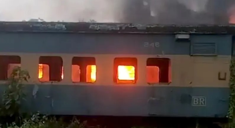  চট্টগ্রামের বাংলাবাজার এলাকায় রেলওয়ের পরিত্যক্ত ট্রেনের বগিতে আগুন লাগার ঘটনা।