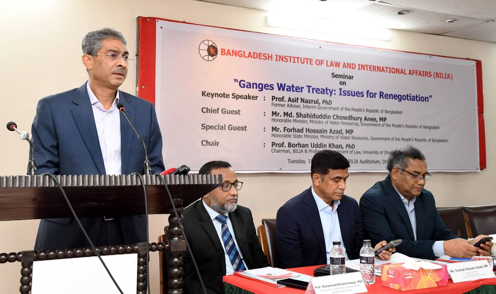 ঢাকা বিশ্ববিদ্যালয়ে বিশ্ব সাদা ছড়ি নিরাপত্তা দিবস উপলক্ষে দৃষ্টি প্রতিবন্ধী শিক্ষার্থীদের মধ্যে সাদা ছড়ি বিতরণ অনুষ্ঠান।