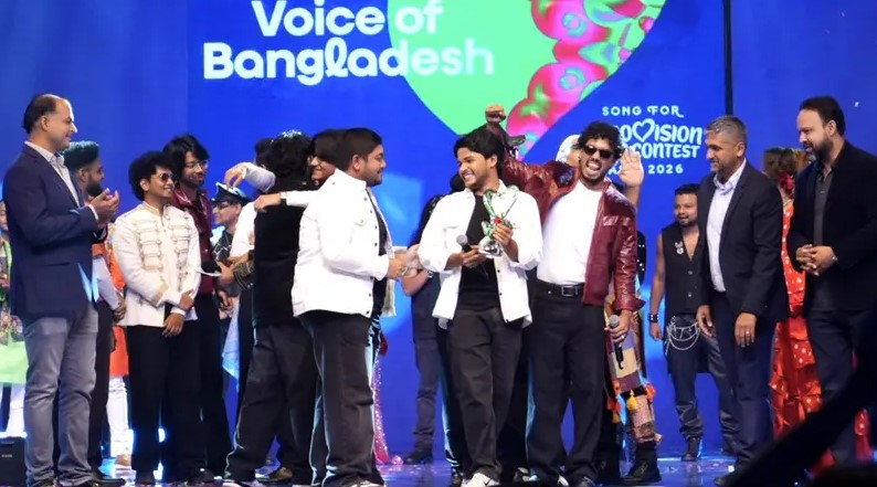 ‘ভয়েস অব বাংলাদেশ’ চ্যাম্পিয়ন বিটমোস্ফিয়ার ও অতিথিরা