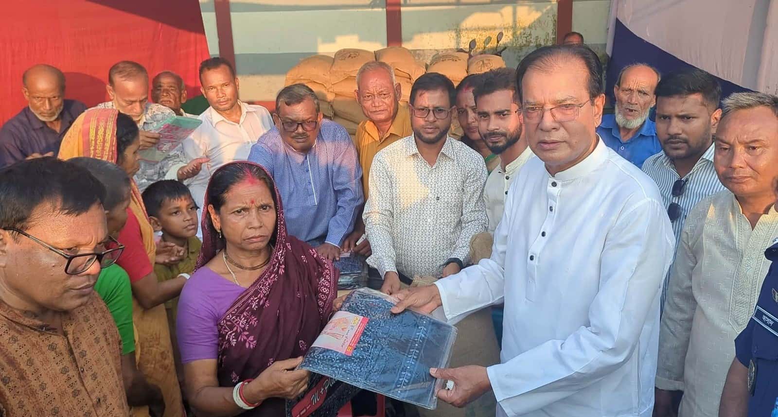 লালমনিরহাটে দুর্গাপূজা উপলক্ষে মন্দির ও হিন্দু ধর্মাবলম্বী পরিবারের মধ্যে চাল ও উপহারসামগ্রী বিতরণ।