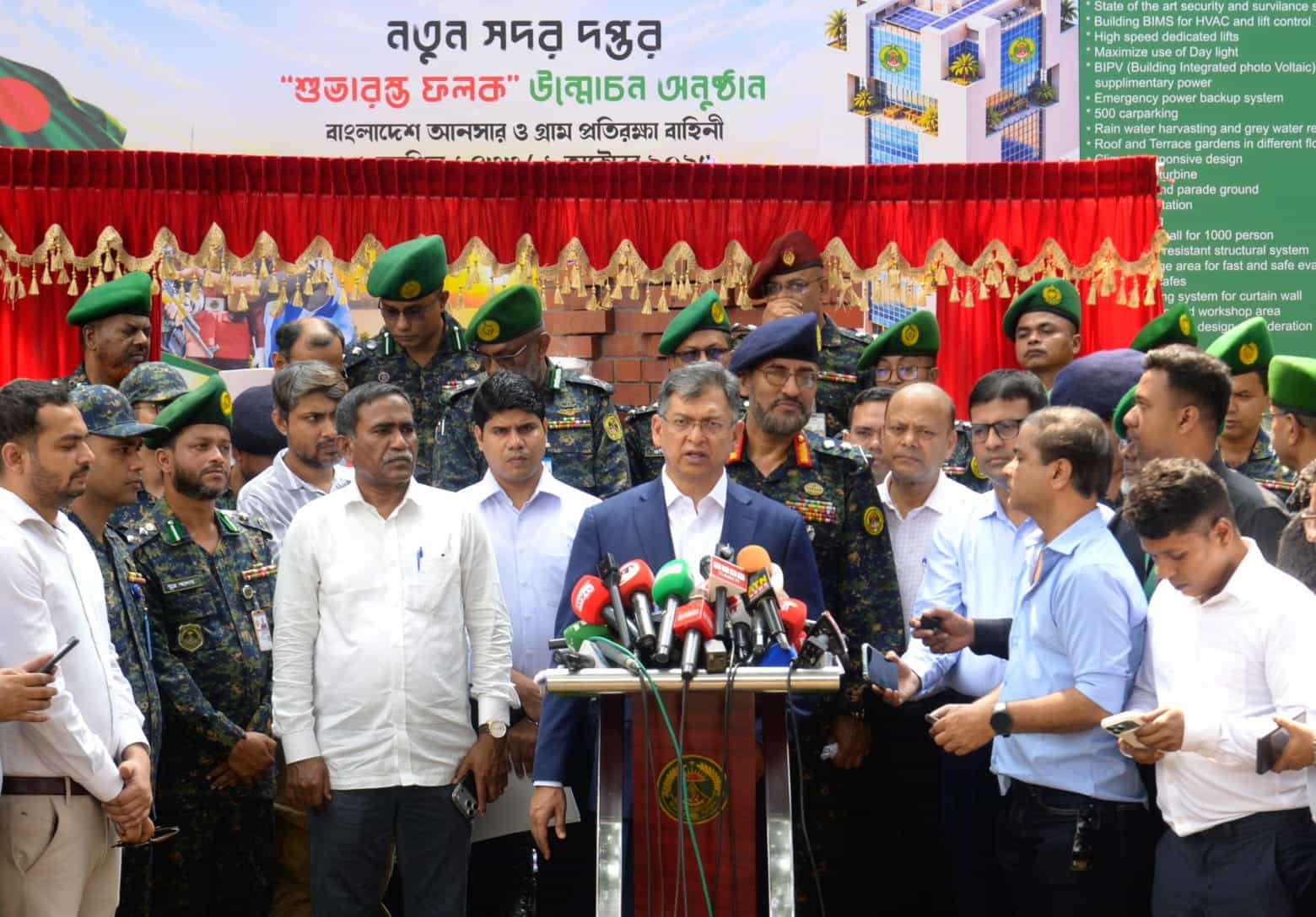 প্রেস ব্রিফিংয়ে বক্তব্য দিচ্ছেন স্বরাষ্ট্রমন্ত্রী সালাহউদ্দিন আহমদ