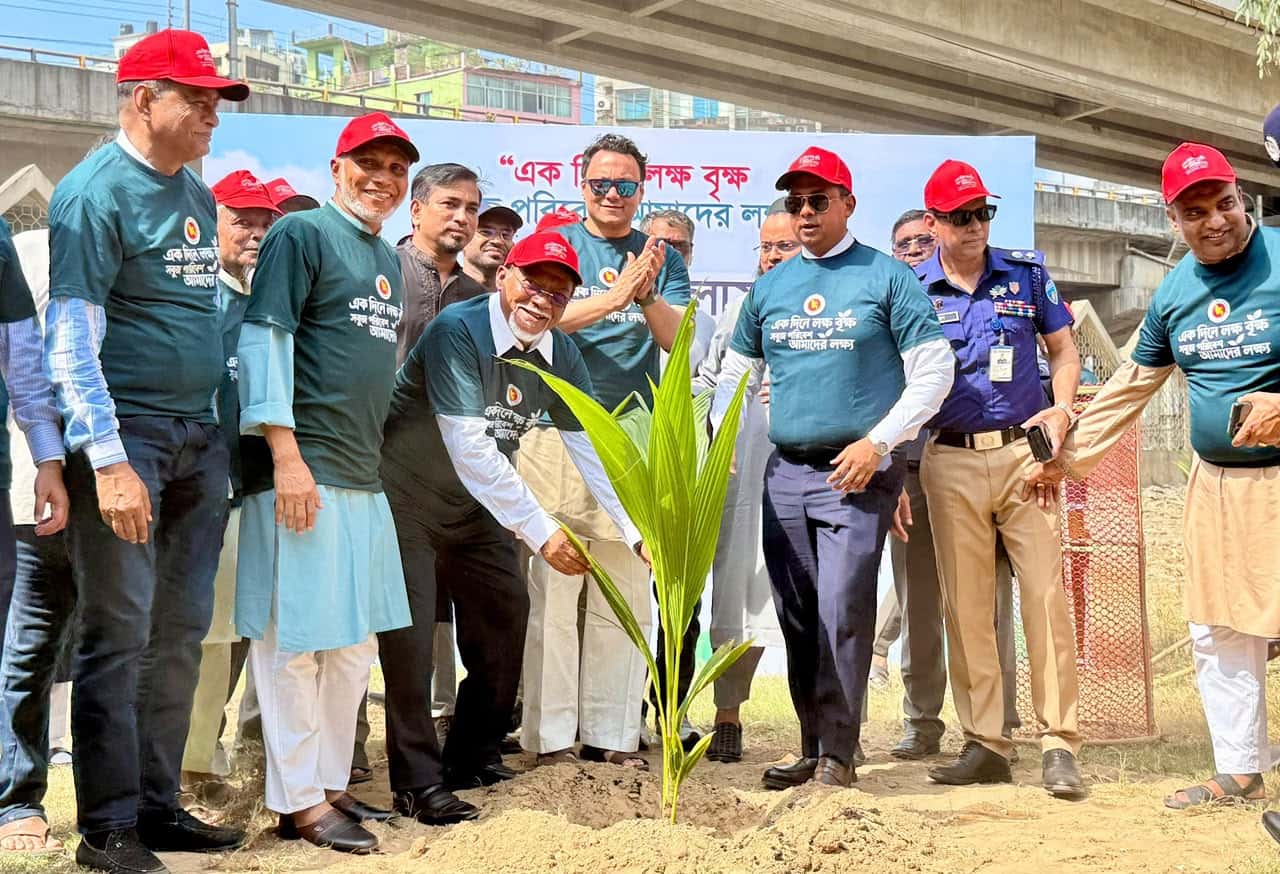  চট্টগ্রামে এক দিনে এক লাখ বৃক্ষরোপণ কর্মসূচির উদ্বোধন অনুষ্ঠানে জনপ্রশাসন উপদেষ্টা ইসমাইল জবিউল্লাহ