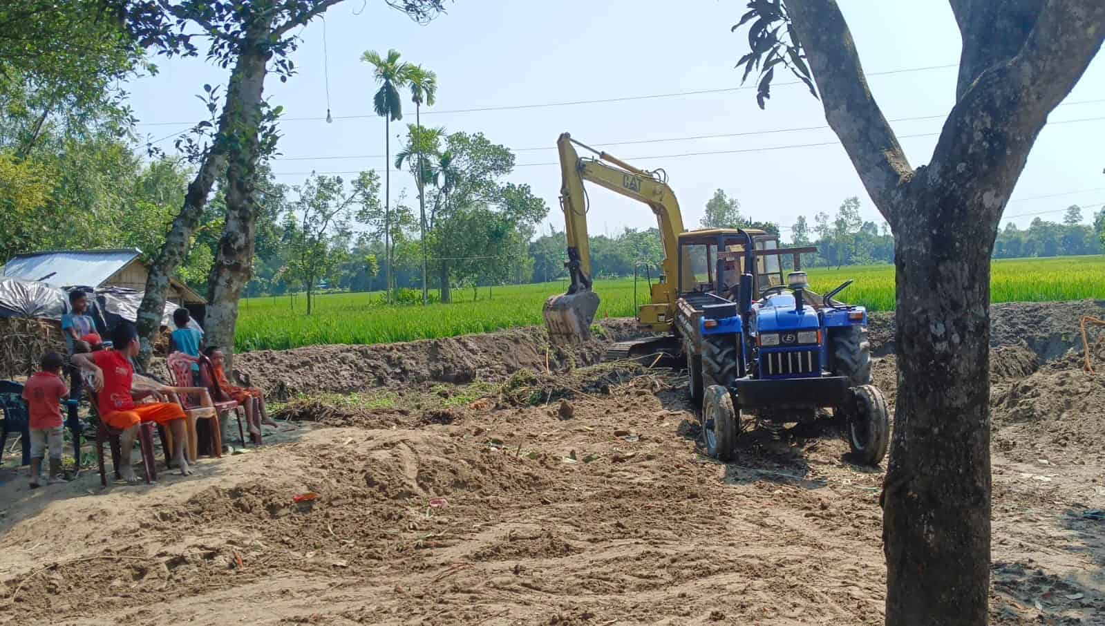 দিনাজপুরের বীরগঞ্জে বসতবাড়ি উচ্ছেদের পর বিরোধপূর্ণ জমিতে স্কেভেটর দিয়ে পুকুর খননের কাজ।