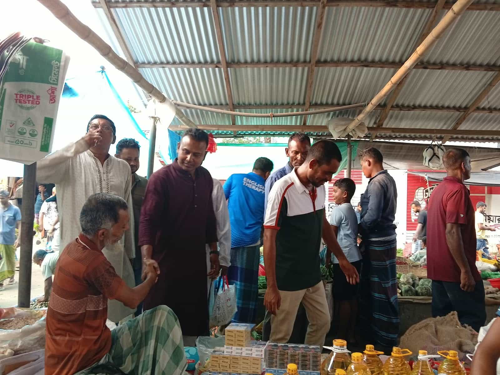 সুকতাইল ইউনিয়নে স্থানীয় বাসিন্দা ও ব্যবসায়ীদের সঙ্গে গণসংযোগ করছেন চেয়ারম্যান প্রার্থী হাছানুল বান্না