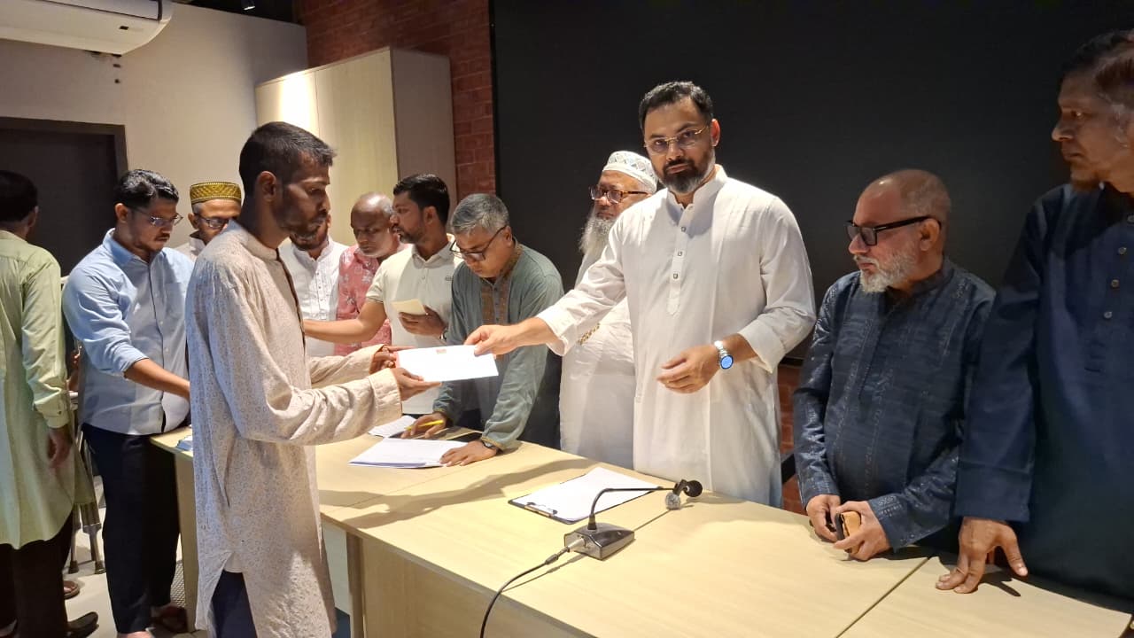 অসহায় পরিবারের মধ্যে আর্থিক সহায়তার চেক বিতরণ করছেন যুব ও ক্রীড়া প্রতিমন্ত্রী আমিনুল হক
