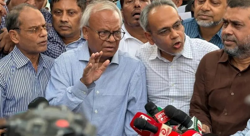 শান্তিনগরে ডেঙ্গু প্রতিরোধে সচেতনতামূলক লিফলেট বিতরণ কর্মসূচিতে বক্তব্য দিচ্ছেন বিএনপির রুহুল কবির রিজভী।