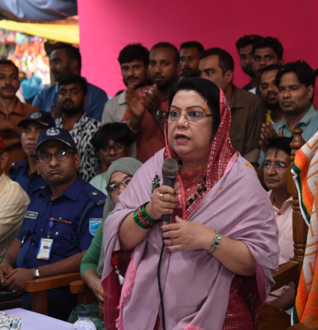 মানিকগঞ্জে শারদীয় দুর্গাপূজা উপলক্ষে পূজামণ্ডপ পরিদর্শন ও সনাতন ধর্মাবলম্বীদের সঙ্গে শুভেচ্ছা বিনিময় করছেন খাদ্যমন্ত্রী আফরোজা খানম।