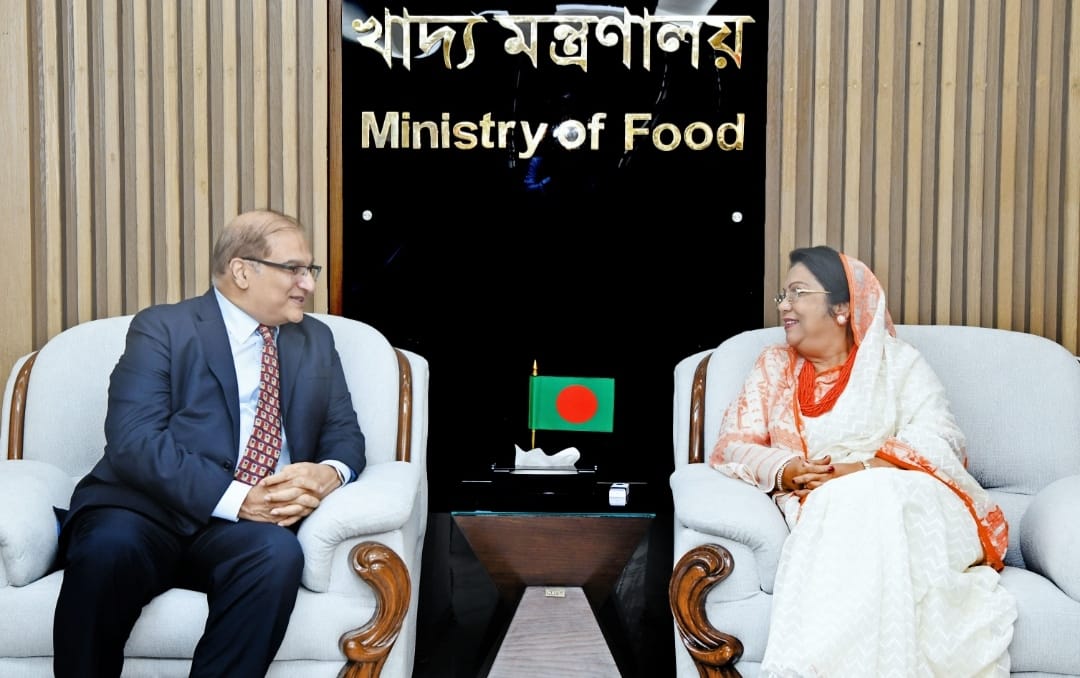 খাদ্য সংরক্ষণ ও দ্বিপক্ষীয় বাণিজ্য সম্প্রসারণ নিয়ে খাদ্যমন্ত্রী আফরোজা খানমের সঙ্গে পাকিস্তানের হাইকমিশনার ইমরান হায়দারের বৈঠক।