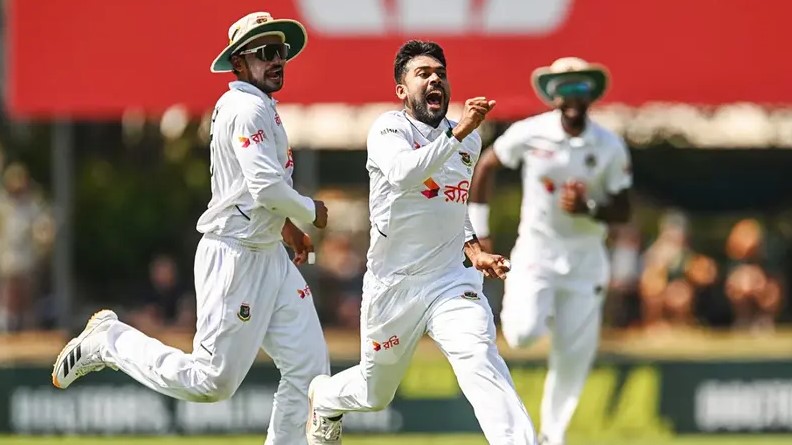 আফগানিস্তানের বিপক্ষে টেস্টে উইকেট নিয়ে বাংলাদেশের স্বস্তি ফেরালেন মেহেদী হাসান মিরাজ।