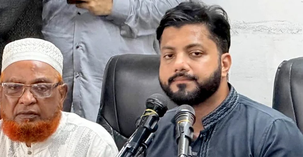 মাদকবিরোধী অভিযানে অস্ত্র বের করার কারণ নিয়ে সংবাদ সম্মেলনে বক্তব্য দিচ্ছেন ইশরাক হোসেন