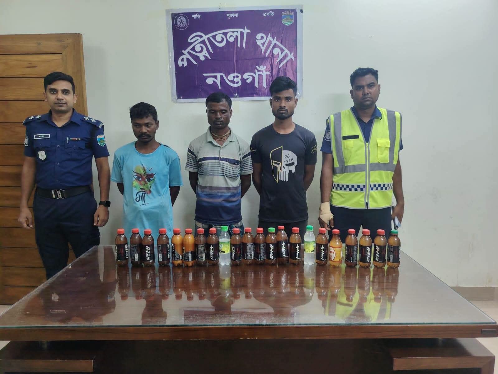 পত্নীতলায় অভিযানে উদ্ধার করা চোলাই মদ তৈরির ওয়াশ ও উপকরণ