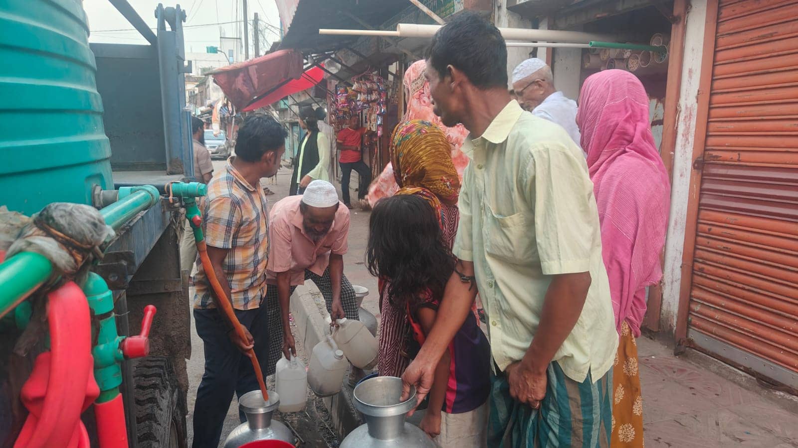 নারায়ণগঞ্জের নবীগঞ্জ এলাকায় পানির পাম্প বিকল হয়ে পানি সরবরাহ বন্ধ থাকায় দুর্ভোগে স্থানীয় বাসিন্দারা।