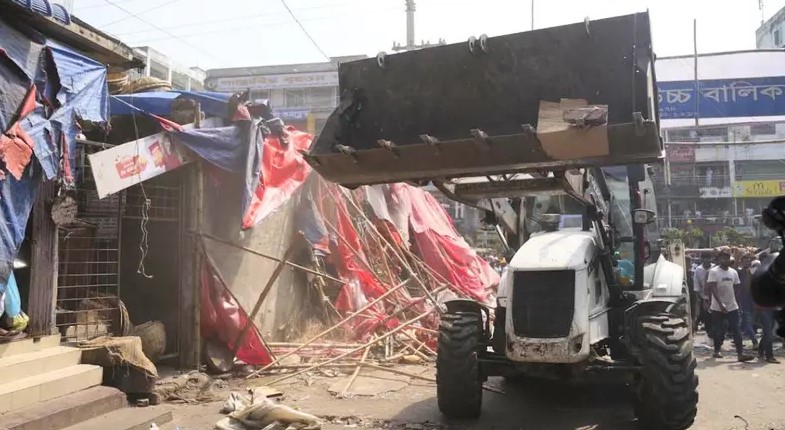  মিরপুর-১ গোলচত্বর এলাকায় ফুটপাত দখলমুক্ত করতে ডিএনসিসির উচ্ছেদ অভিযান