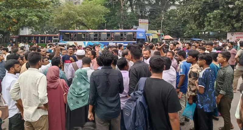 যুব উন্নয়নের নিয়োগ পরীক্ষা স্থগিতের প্রতিবাদে নীলক্ষেত মোড়ে চাকরিপ্রত্যাশীদের বিক্ষোভ