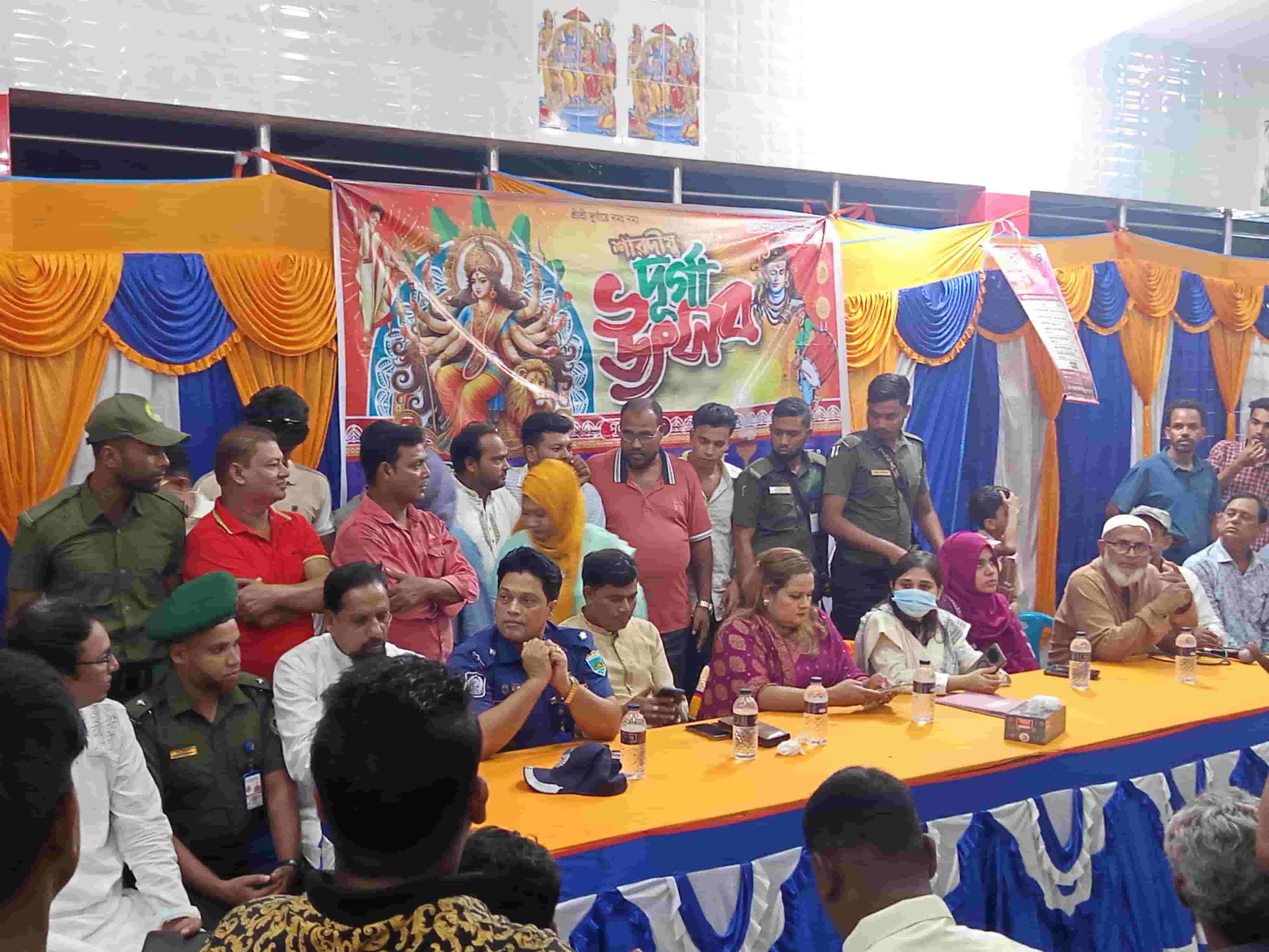 পাবনার ফরিদপুর উপজেলার পূজামণ্ডপ পরিদর্শন করছেন সংরক্ষিত নারী আসনের সংসদ সদস্য অ্যাডভোকেট আরিফা সুলতানা রুমা।