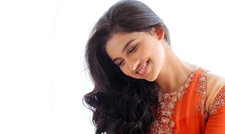 দক্ষিণ ভারতীয় অভিনেত্রী মমিতা বাইজু