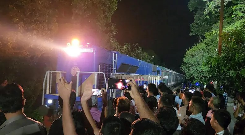 দীর্ঘদিন পর রাজশাহী বিশ্ববিদ্যালয় রেলস্টেশনে যাত্রাবিরতি করা সাগরদাঁড়ি ও তিতুমীর এক্সপ্রেসকে বরণ করছেন শিক্ষার্থীরা।