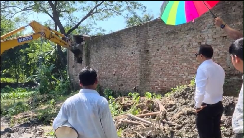 খালের স্বাভাবিক প্রবাহ ফেরাতে কেরানীগঞ্জে অবৈধ স্থাপনা উচ্ছেদ