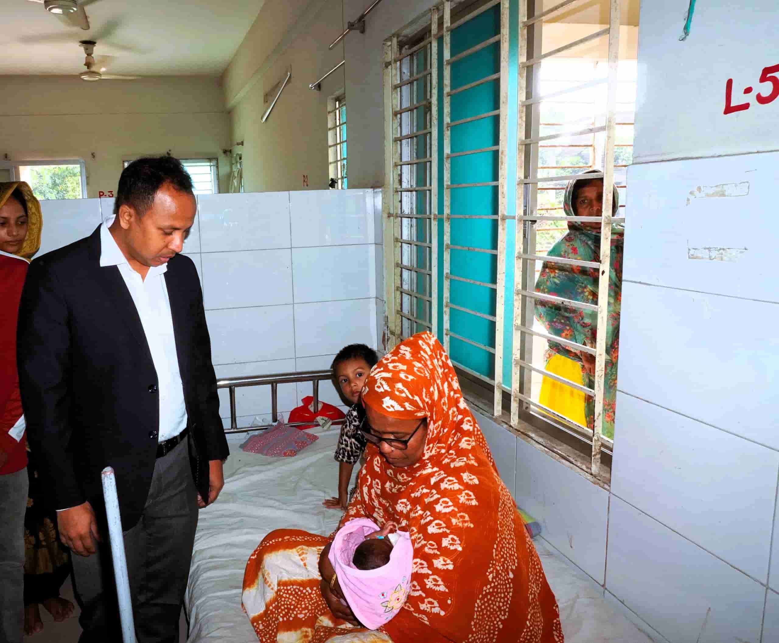 কেরানীগঞ্জে সড়কের পাশে রক্তমাখা নবজাতকের'দায়িত্ব নিলো ইউএনও।"