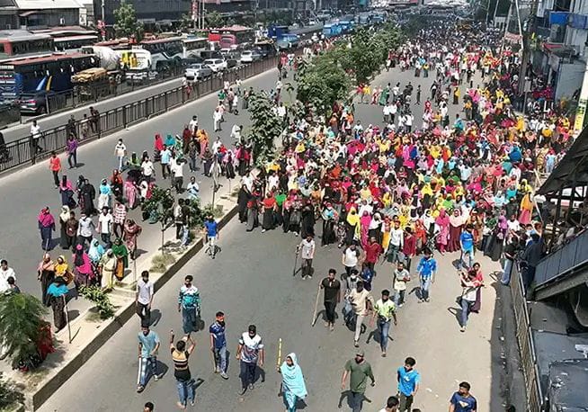 উত্তরায় পোশাক শ্রমিকদের সড়ক অবরোধ, তীব্র যানজট