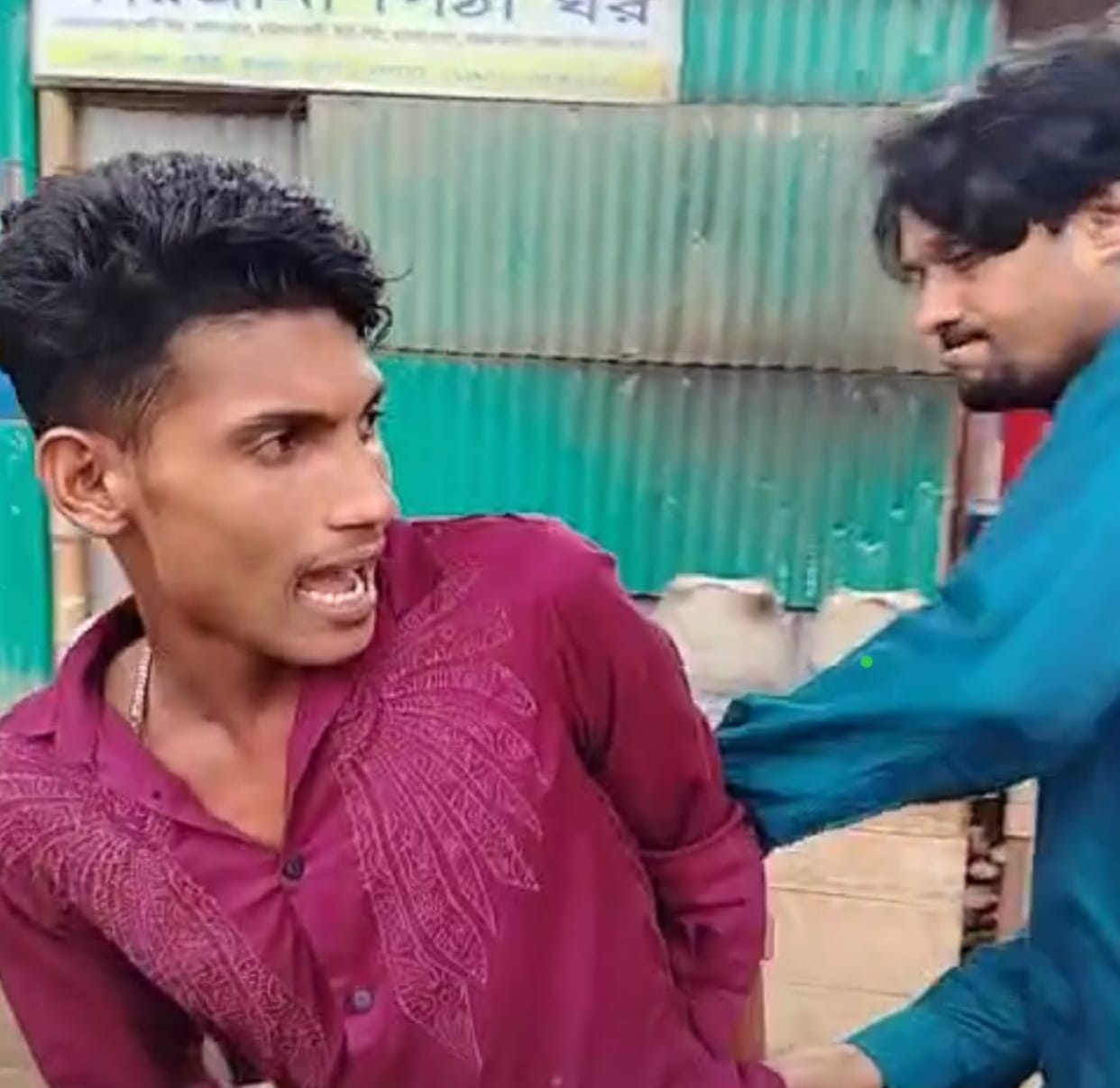 রাজধানীর উত্তরায় সাংবাদিকের ওপর মাদক বিক্রেতাদের হামলা, টাকা ও গাঁজাসহ দেশীয় অস্ত্র উদ্ধার