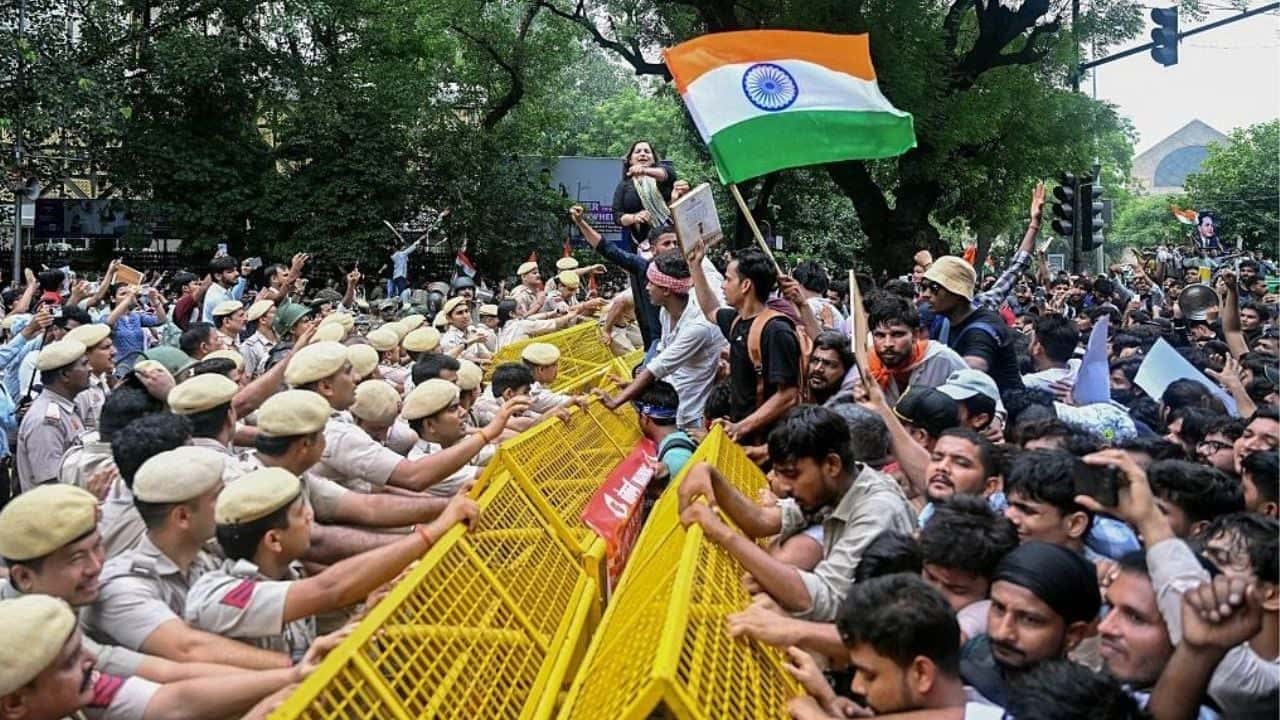 পতনের দ্বারপ্রান্তে মোদি, সোমবার বড় বিক্ষোভের ডাক ইন্ডিয়া জোটের