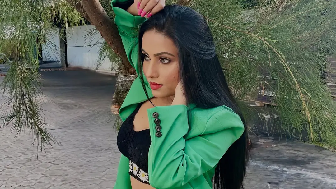 অল্পের জন্য রক্ষা পেলেন অভিনেত্রী