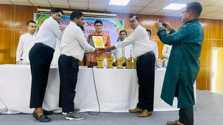 রাজশাহীতে বিসিএসআইআর ল্যাবরেটরি উচ্চ বিদ্যালয়ে অভিভাবক সমাবেশ ও কৃতি শিক্ষার্থীদের ক্রেস্ট প্রদান